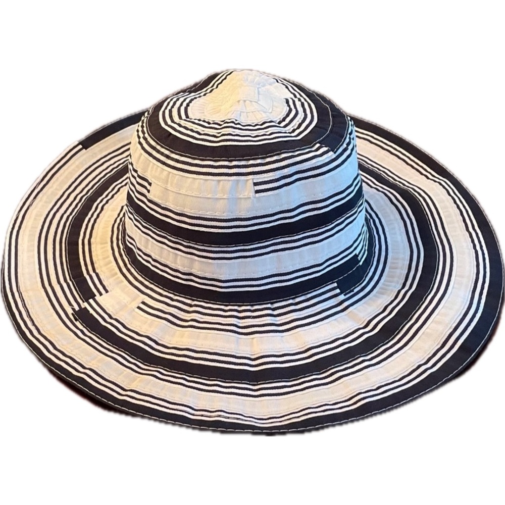 Luciano Berni navy & white hat.